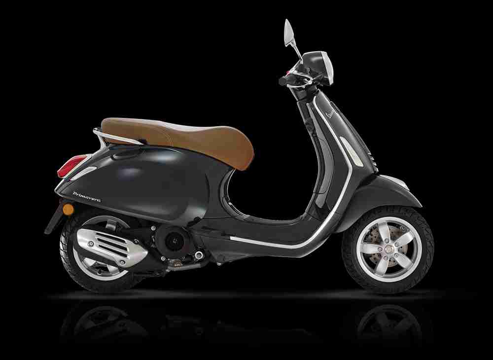 М'ятний Vespa скутер на білому півколі